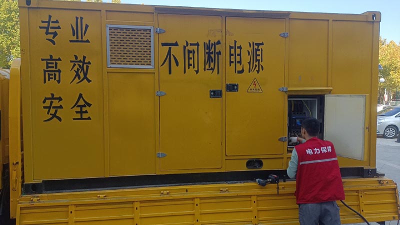 汕头柴油发电机组和UPS电源配合使用时，如何避免切换过程中的电力中断？